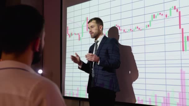 Презентація Подія Бізнесмен Розповідає Про Зростання Продажів Фондовому Ринку Показуючи — стокове відео