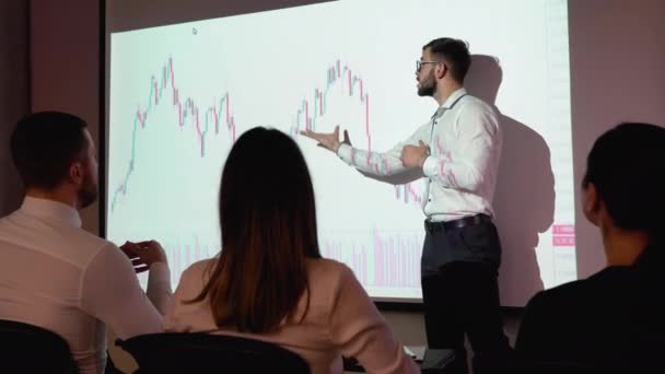 Presentation Event Businessman Talks Sales Growth Stock Market Showing Big — Wideo stockowe