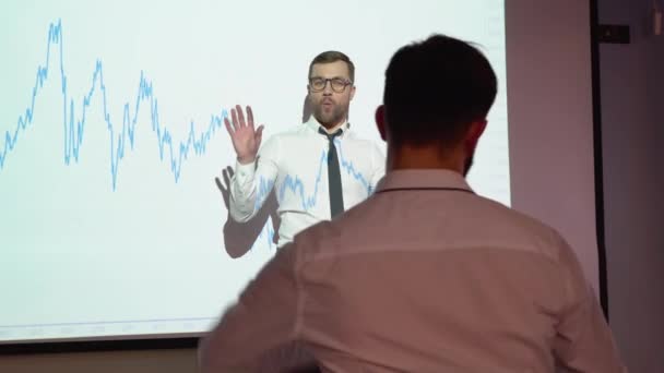 Digital Enterpreneur Presents Cryptocurrency Investment Strategy Group Investors Wall Showing — Vídeo de Stock