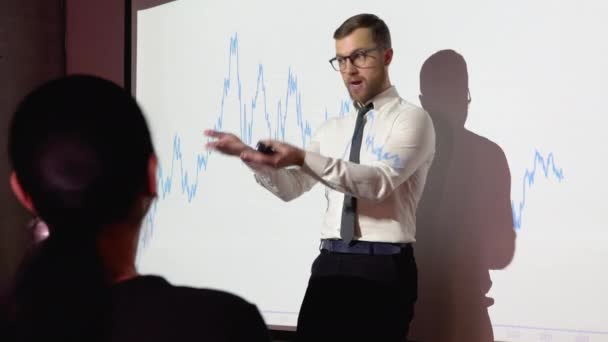 Presentation Event Businessman Talks Sales Growth Stock Market Showing Big — Stok video