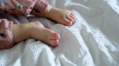 yatakta uyuyan sevimli küçük kız