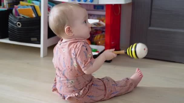 Baby Boy Spelen Met Speelgoed Binnenshuis Thuis — Stockvideo