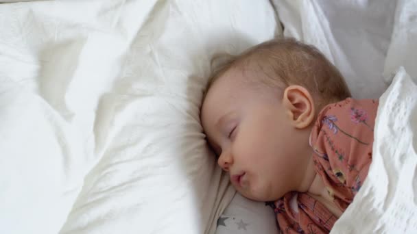 Yatakta Uyuyan Sevimli Küçük Kız — Stok video