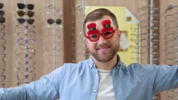 Funny Man Red Carnival Glasses Dances Optics — 图库视频影像