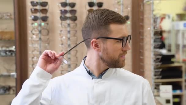 Optician Vendendo Óculos Médico Oftalmologista Optometris Trabalho — Vídeo de Stock