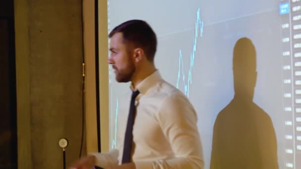 Presentation Event Businessman Talks Sales Growth Stock Market Showing Big — стоковое видео