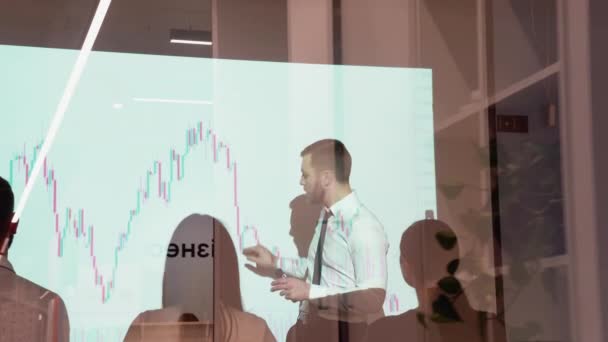 Confident Professional Business Speaker Presents Stock Market Investment Strategy Group — Vídeo de Stock
