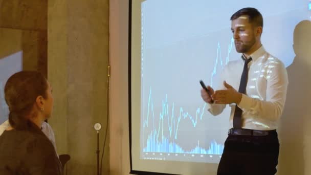 Business Speaker Discussing Participants Meeting Prospect Growth Falling Cryptocurrency Market — Stockvideo