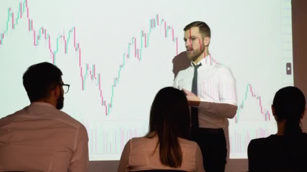 Young Trader Presents Cryptocurrency Investment Strategy Group Investors Candlestick Chart — Vídeo de Stock