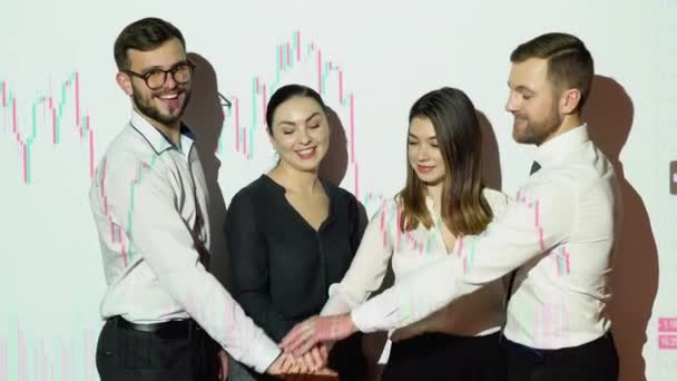 Группа Бизнесменов Встречается Офисе Графиком Фондового Рынка Заднем Плане Бизнес — стоковое видео