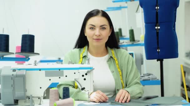 Женщина Дизайнер Рисует Узоры Эксклюзивная Концепция Производства Одежды Рабочее Место — стоковое видео