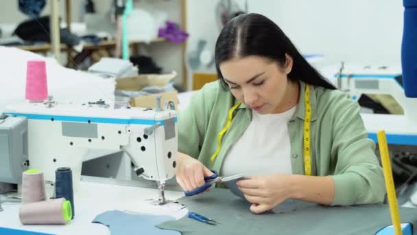 Padrão Tesoura Fita Métrica Uma Máquina Costura Local Trabalho Costureira — Vídeo de Stock