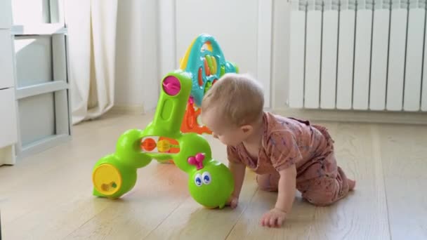 Schattige Baby Met Speelgoed Walker Thuis — Stockvideo