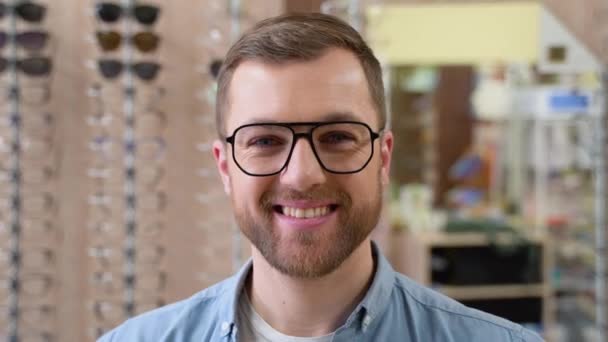 光学系の新しい眼鏡の若い男の肖像画 — ストック動画