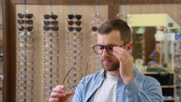 视力和视觉概念 快乐男人选择眼镜在光学商店 有选择的焦点 — 图库视频影像