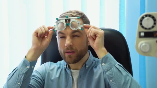 特殊な眼科用眼鏡をかけたハンサムな男性 — ストック動画