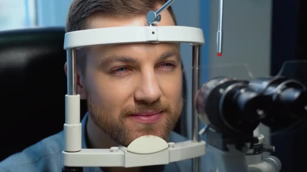 Patient Ophthalmology Clinic Handsome Young Man Checking Eye Vision Modern — Vídeo de Stock