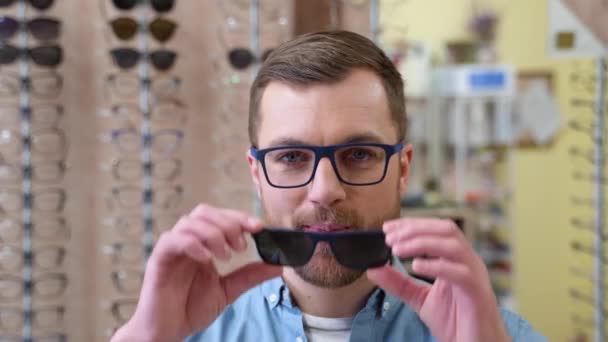 Portrait Handsome Bearded Guy Picking New Sunglasses Optical Shop — Αρχείο Βίντεο