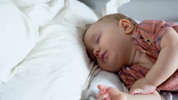 Adorable Niñita Durmiendo Una Cama — Vídeos de Stock