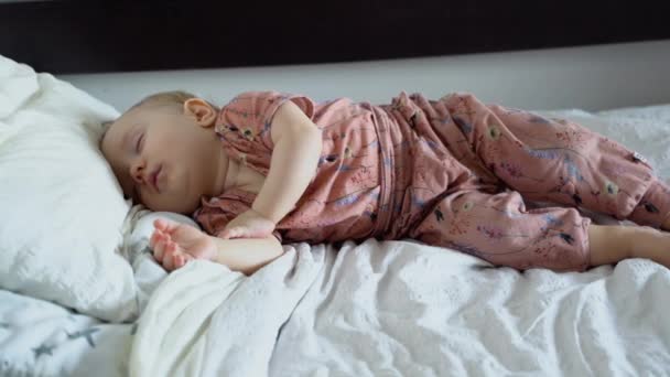 Adorável Menina Dormindo Uma Cama — Vídeo de Stock
