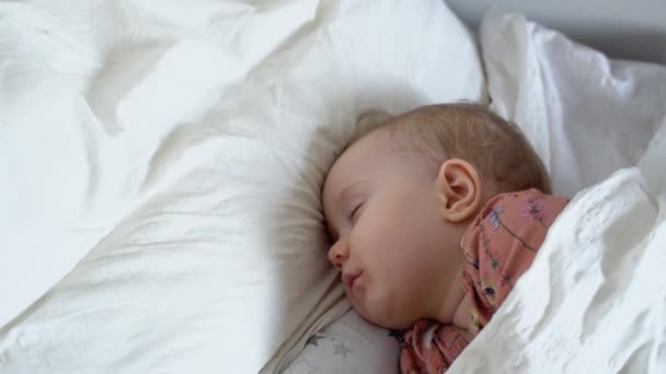 Adorable Petite Fille Dormant Dans Lit — Video