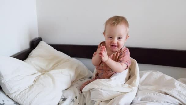 Morning Awakening Little Child Girl Bed Childhood Concept — Stockvideo