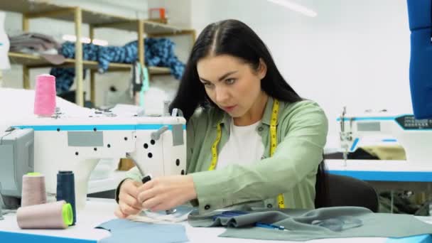 Woman Tailor Working Sewing Factory Tailor Industry Concept — Vídeo de stock