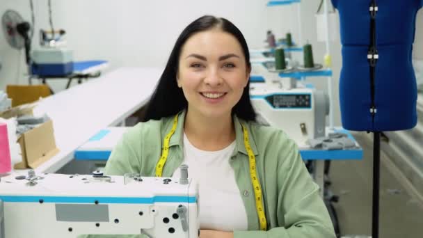 Female Dressmaker Working Sewing Machine Textile Factory Looking Camera — Vídeo de stock