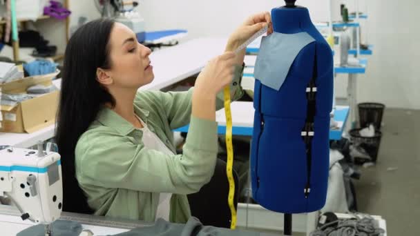 女性のドレスメーカーは針でマネキンに生地を取り付けます ドレスデザインの作成です 小売業の概念 — ストック動画