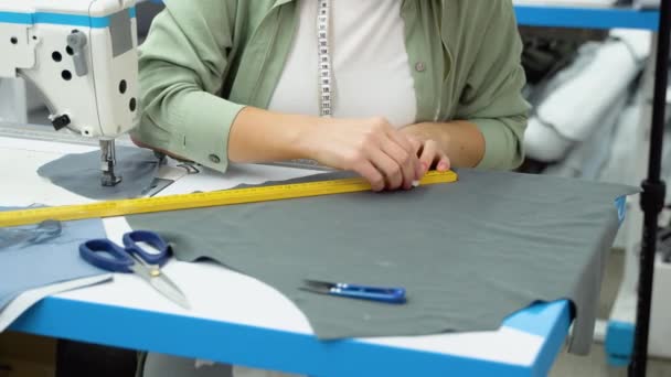 Женщина Дизайнер Рисует Узоры Эксклюзивная Концепция Производства Одежды Рабочее Место — стоковое видео