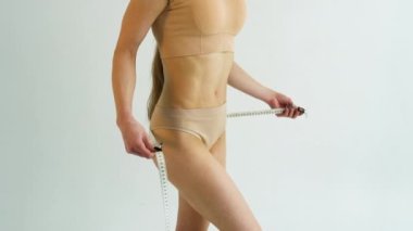 Güzel kalçalarının mükemmel şekli olan bir kadın.