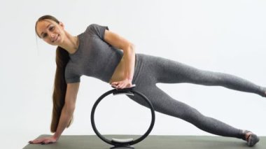 Genç sportif çekici kadının spor giyim yoga stüdyosu giyiyor ya da evde yapması için abs fitness daire ile tonlama pilates egzersiz, mekik karın gücü pilates Sihir Birliği, kullanma