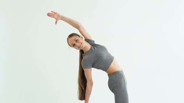 Schöne Mädchen Yoga Studio Eine Frau Macht Yoga Dame Top — Stockvideo