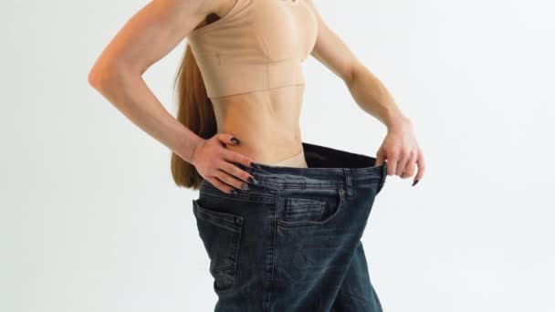 减肥后穿特大牛仔裤的妇女 饮食概念 — 图库视频影像