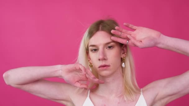 Портрет Крупним Планом Молодої Транссексуальної Людини Посміхається Чуттєвий Блондинка Чоловік — стокове відео