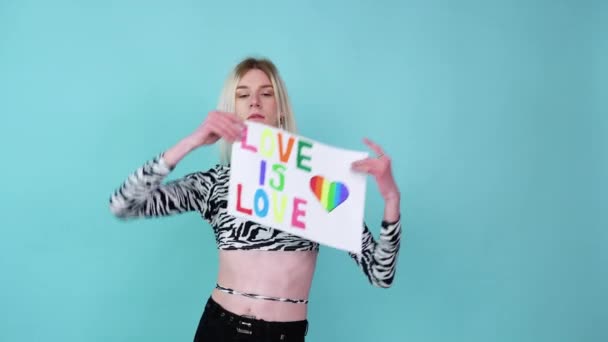 Giovane Transessuale Transgender Uomo Possesso Carta Con Amore Messaggio Amore — Video Stock