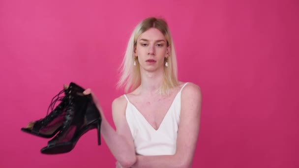 Transgender Man Shoes Pink Background — Αρχείο Βίντεο