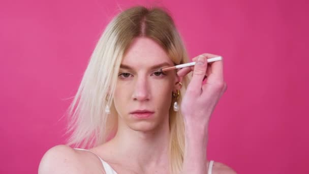 若いトランスジェンダーの男性転換を適用する化粧 — ストック動画