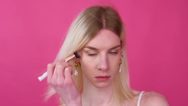 若いトランスジェンダーの男性転換を適用する化粧 — ストック動画