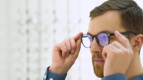 Glückliche Junge Männliche Kundin Legt Neue Brille Optikgeschäft Zufriedene Kunden — Stockvideo