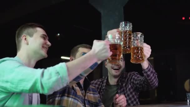 Group Happy Young Men Drinking Cold Draft Beer Chatting Having — Vídeos de Stock