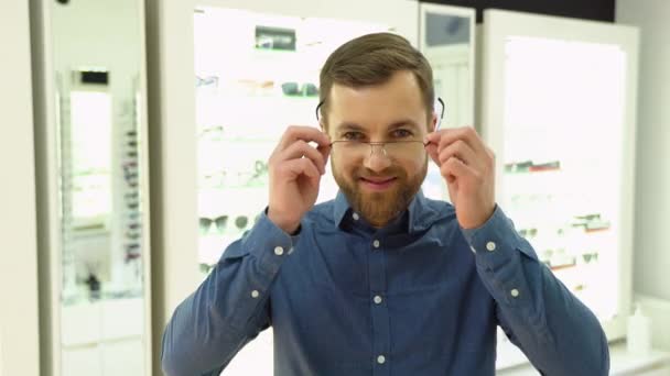 Health Care Eyesight Vision Concept Man Choosing Glasses Optics Store — Stok video