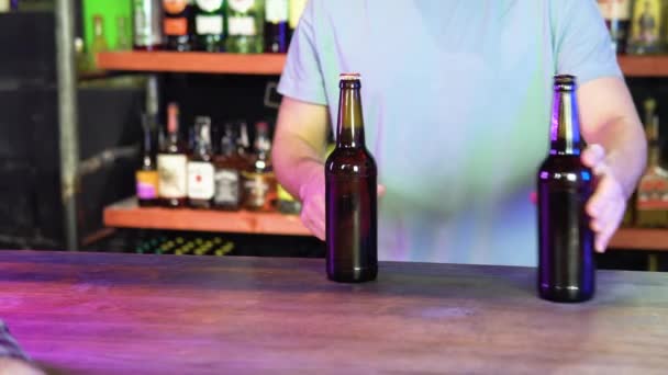 Kunden Der Bar Bedienen Seriöser Gutaussehender Barmann Schürze Öffnet Bierflasche — Stockvideo