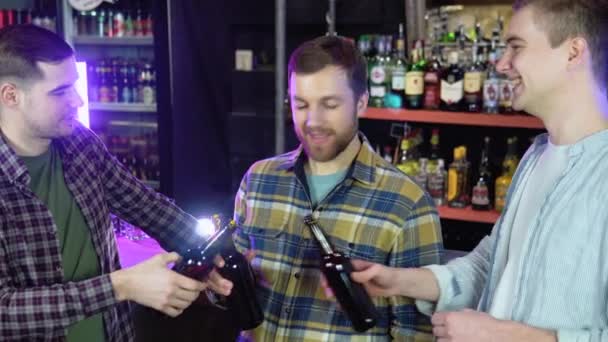 Group Happy Friends Having Fun Together Drinking Bottled Beer Bar — Stockvideo