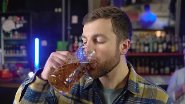 Portrait Handsome Caucasian Young Man Drinking Tasty Golden Refreshing Beer — Vídeo de Stock