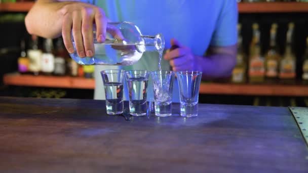 Barmen Mano Con Botella Verter Bebida Vasos Sobre Fondo Brillante — Vídeo de stock