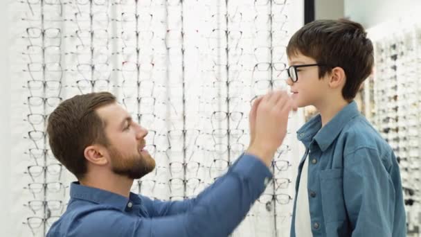 Little Boy Optics Store Choosing Glasses His Father Ophtamoly Concept — Stockvideo