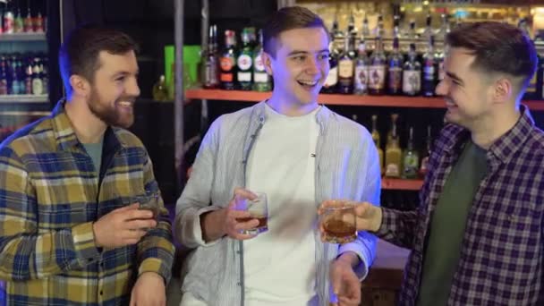 Three Friends Bar Chatting Pouring Whiskey Glasses — Stockvideo