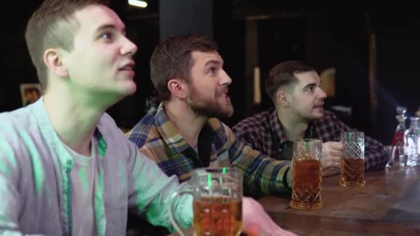 Group Friends Watches Sporstbar Team Scores Goal Wins Young People — Stock video