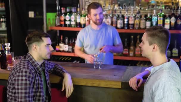 Barmen Bottle Pouring Beverage Glasses Nightclub Men Drink Vodka — Vídeos de Stock